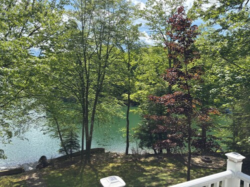 Spacious 4-bedroom lakehouse with plenty of room for the group to enjoy the lake