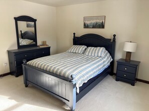 4 chambres, bureau, fer et planche à repasser, lit de bébé portatif