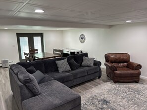 Een televisie, een dvd-speler en een tafeltennistafel