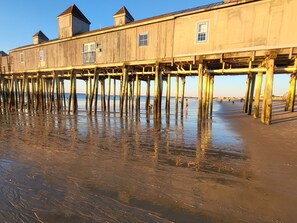 Beach nearby - Relax and unwind in our 4 bedroom beach condo. (Old Orchard Beach)