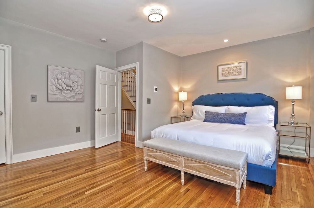 Visual Reference: Beacon Hill Penthouse Stately 2 Bedroom Apartment With Ac WiFi