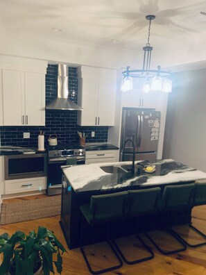 Fridge, microwave, oven, stovetop - Room rental with private bathroom (New Orleans)