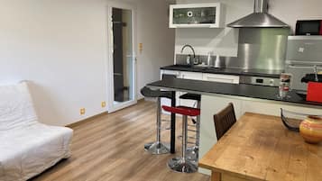 Een koelkast, een microgolfoven, een oven, een kookplaat