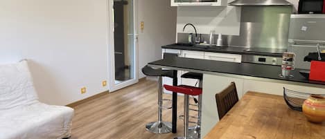 Geladeira, micro-ondas, fogão, cooktop