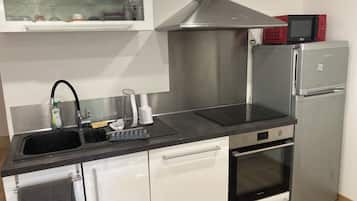 Réfrigérateur, micro-ondes, four, plaque de cuisson