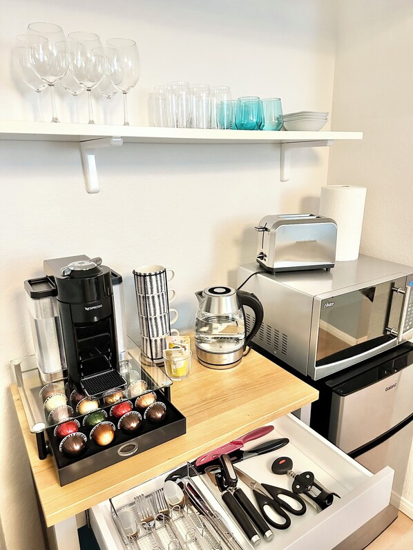 Réfrigérateur, micro-ondes, plaque de cuisson, cafetière/bouilloire