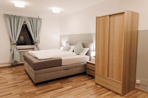 3 bedrooms, in-room safe, desk, iron/ironing board