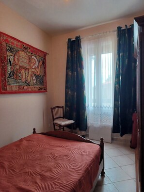 2 bedrooms, desk, iron/ironing board, WiFi