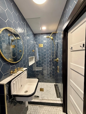 Douche, sĂšche-cheveux, serviettes fournies, savon