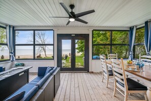 Outdoor dining - Waverly Place Beach House the Perfect Family Vacation with Private Beach! (Fort Erie)