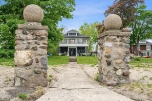 Exterior - Waverly Place Beach House the Perfect Family Vacation with Private Beach! (Fort Erie)
