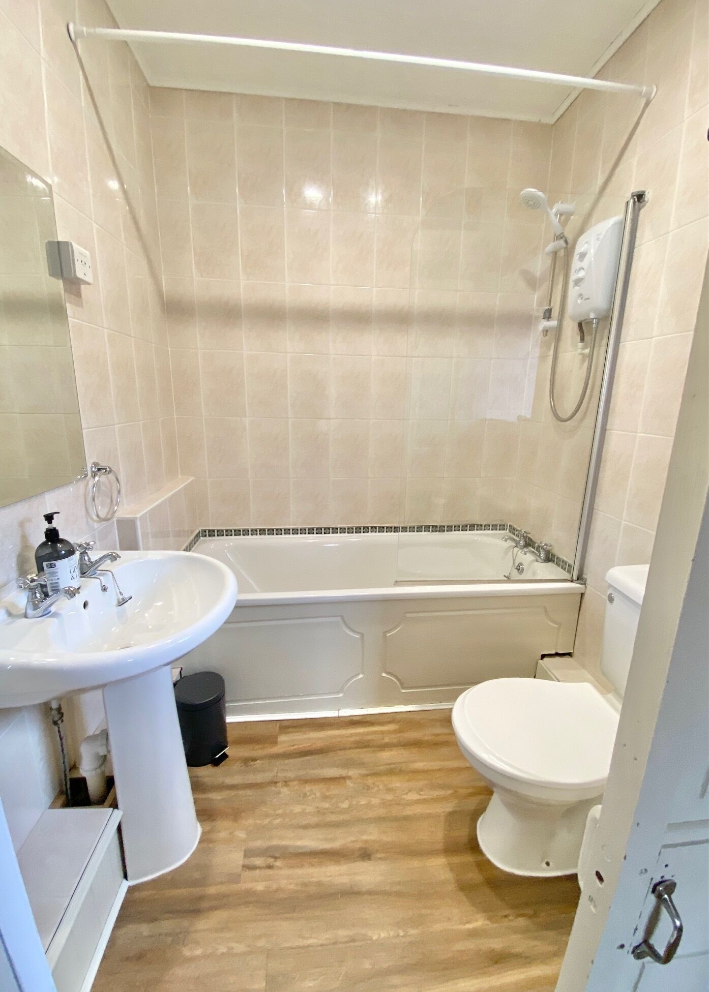 Une salle de bain avec une baignoire, des toilettes et un lavabo.