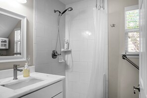 Douche, séchoir à cheveux, serviettes fournies, savon