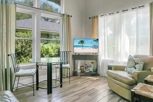 Charming cottage! Central to beach & downtown