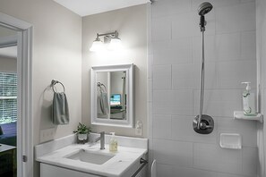 Douche, sĂšche-cheveux, serviettes fournies, savon