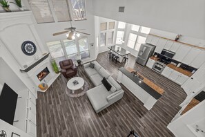 Téléviseur connecté, foyer, livres