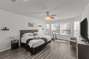 5 bedrooms, desk, iron/ironing board, travel cot