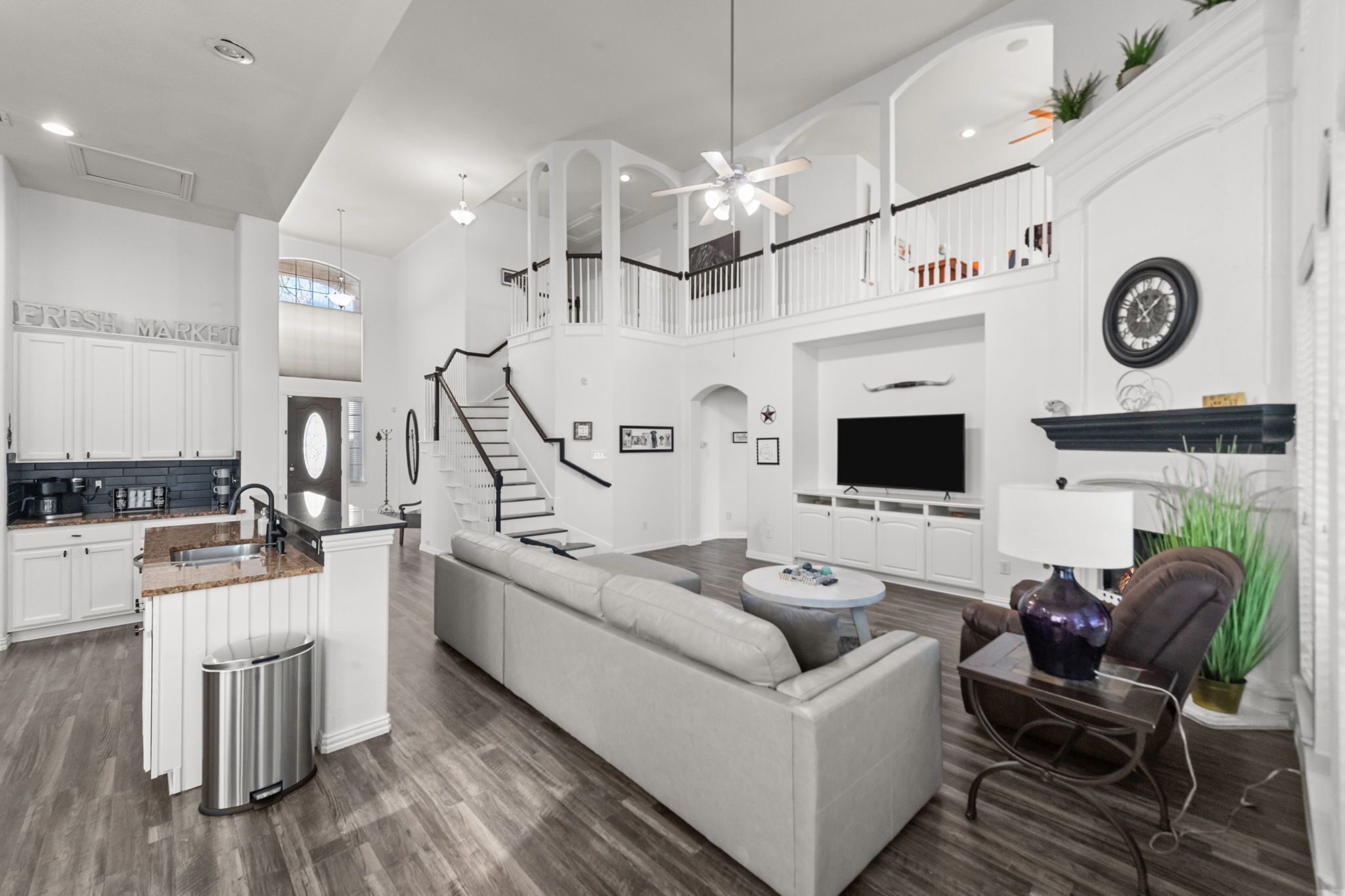 Smart-tv, eldstad och böcker