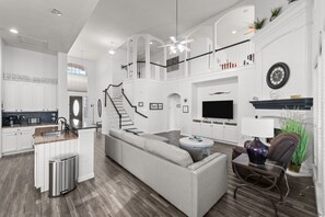 TV connectée, cheminée, livres