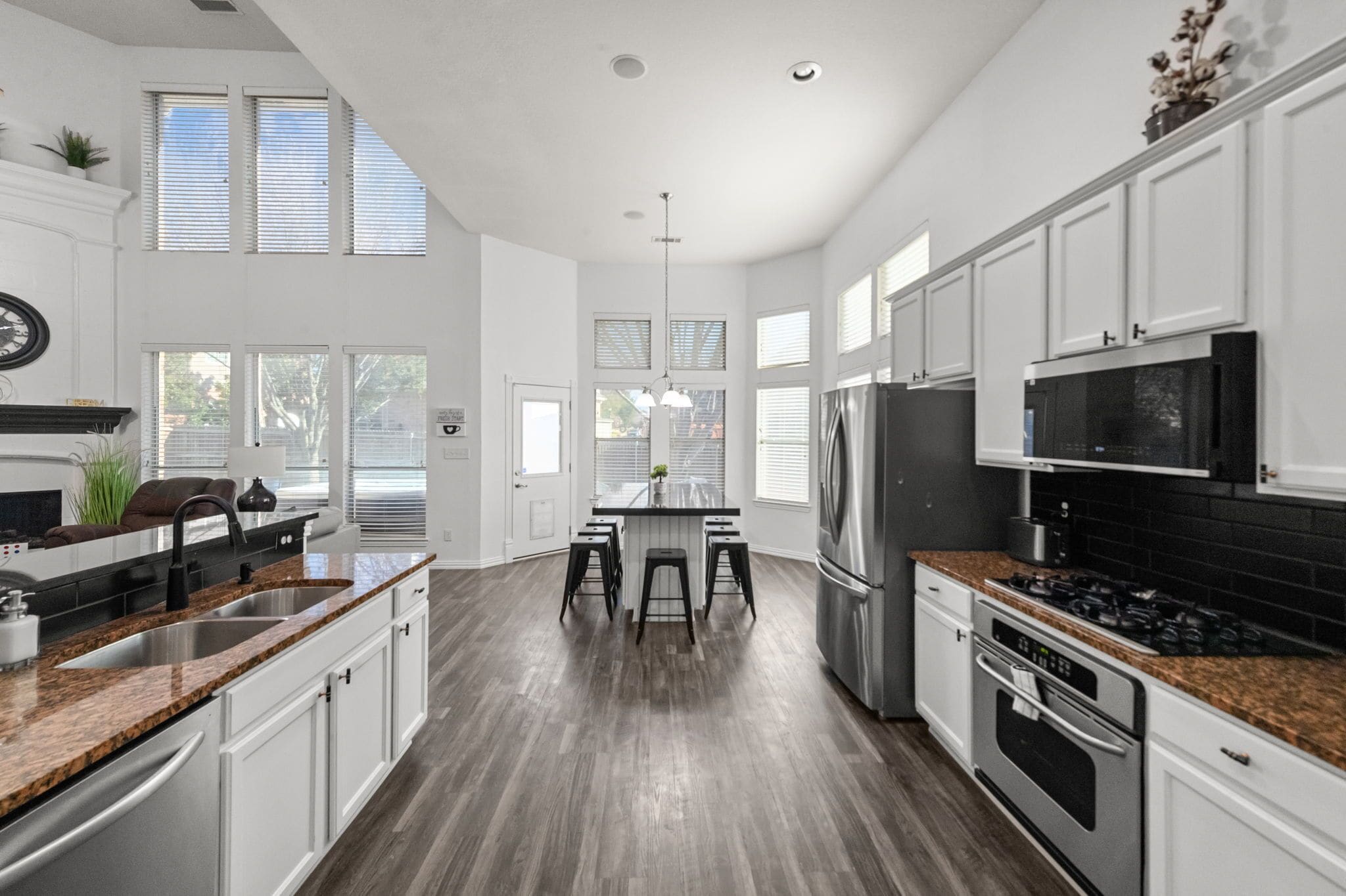 Kylskåp, mikrovågsugn, ugn och spishäll