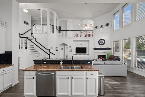 Keller’s Crown - Huge House Near Stadiums - Hot Tub & Pool Table