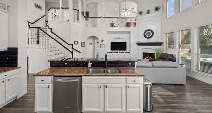 Keller’s Crown - Huge House Near Stadiums - Hot Tub & Pool Table