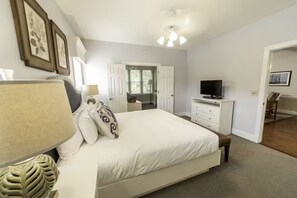 2 bedrooms, iron/ironing board, WiFi, bed sheets - Charming 2-bedroom resort in nice Williamsburg with WiFi, fitness room (Williamsburg)