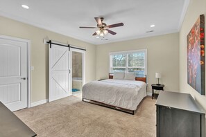 4 bedrooms, desk, iron/ironing board, WiFi - A Calm Haven in A Beautiful City (Hampton)