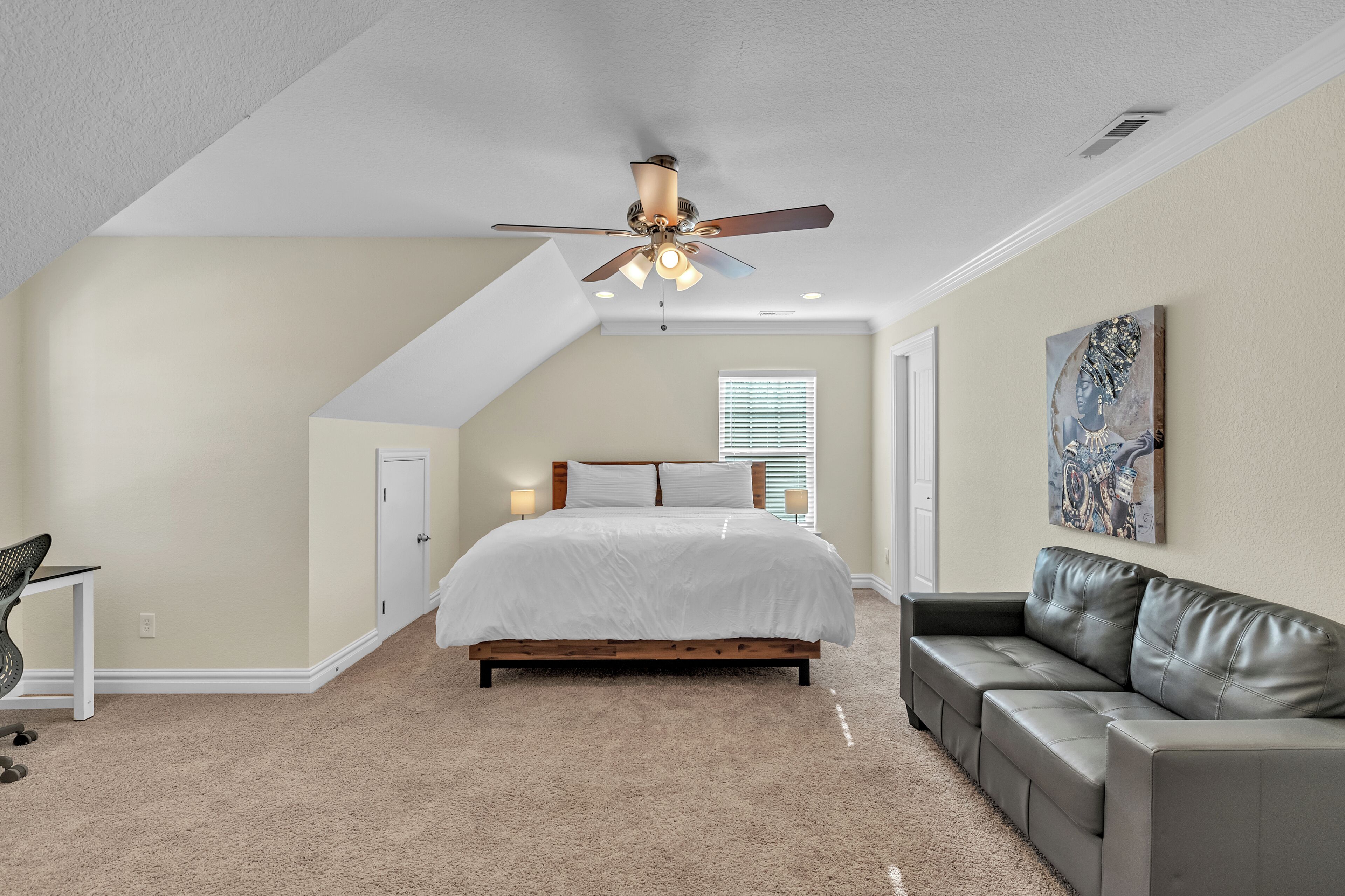 4 Schlafzimmer, Schreibtisch, Bügeleisen/Bügelbrett, WLAN