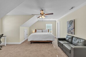 4 slaapkamers, een bureau, een strijkplank/strijkijzer, wifi