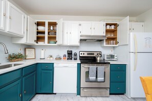 Fridge, microwave, oven, stovetop - Outdoors/hiking mountain getaway with AC, WiFi (Tannersville)