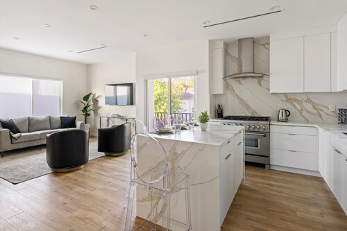 Brand NEW Charming 2-bedroom house with AC, WiFi in fabulous Burbank Hills