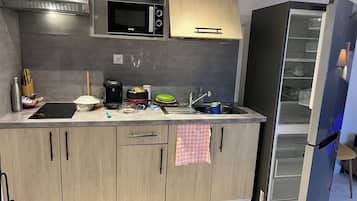Fridge, microwave, stovetop, coffee/tea maker