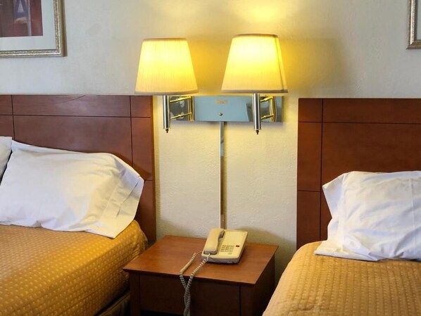 Laptop workspace, free WiFi - Economy Inn  (Alamogordo)