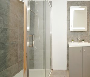 Regadera, toallas, papel de baño 