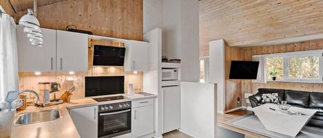 Køleskab, kogeplade, opvaskemaskine, kaffe-/temaskine