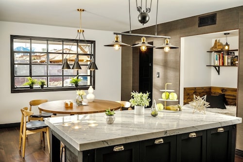 Charming 5-bedroom B&B with game room, pool and jacuzzi in Las Vegas