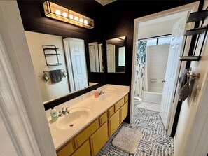 Hair dryer, towels, soap, toilet paper - Charming 2-bedroom townhome near Downtown LA and Pasadena with AC, WiFi (Alhambra)