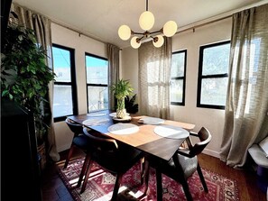 Dining - Charming 2-bedroom townhome near Downtown LA and Pasadena with AC, WiFi (Alhambra)