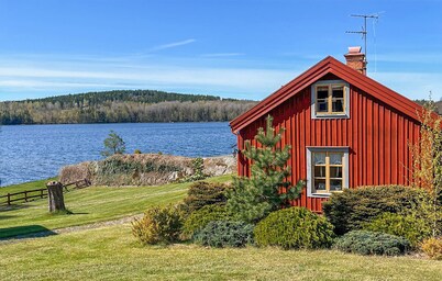 Cozy home in Boxholm with lake view