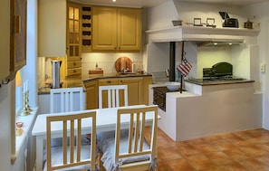 Fridge, microwave, oven, stovetop - Cozy home in Boxholm with lake view (Boxholm)