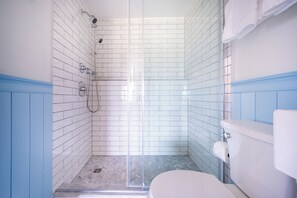 Shower, towels - Sun-Filled Private Large Cottage (Waterford)
