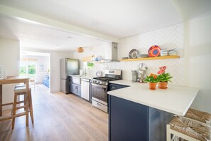 Fridge, oven, dishwasher, coffee/tea maker - Sun-Filled Private Large Cottage (Waterford)