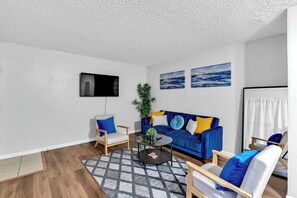 Living area - Center Of Frisco/walk 2 shops restaurant (Frisco)