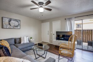 Living area - Center Of Frisco/walk 2 shops restaurant (Frisco)