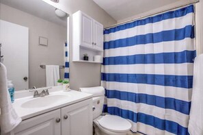 Douche, sĂšche-cheveux, serviettes fournies, savon