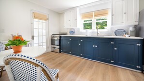 コーヒー / ティーメーカー、冷蔵庫、オーブン、調理器具と食器