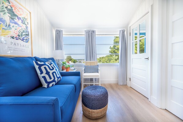 Una Smart TV, un futbolín, una mesa de tenis de mesa