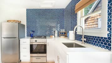 Refrigerador, horno, cafetera y tetera y utensilios de cocina