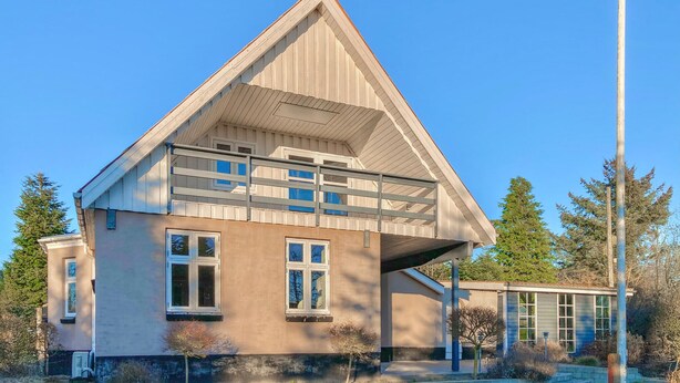 A modern house with a gabled roof, large windows, and a covered porch. - 3 bedroom cozy home in Havndal (Havndal)